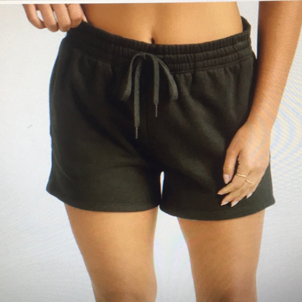 BEYOND YOGA/BLACK-“LUXE FLEECE” SWEAT SHORTS